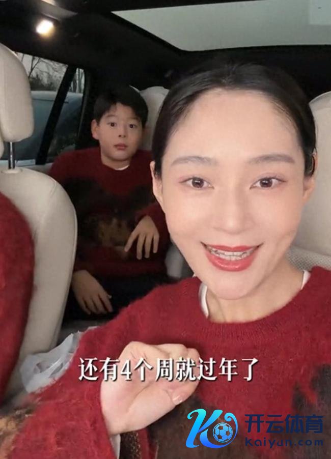 王媛可晒全家福，老公王雨终于露脸，俩女儿长相同，一家颜值爆表 低调相伴13年