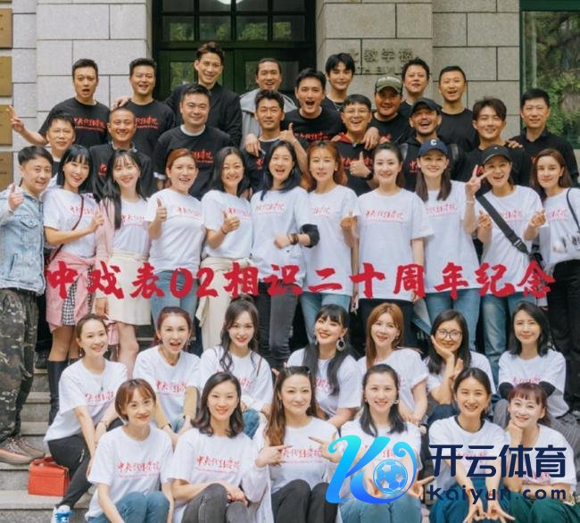 王媛可晒全家福，老公王雨终于露脸，俩女儿长相同，一家颜值爆表 低调相伴13年