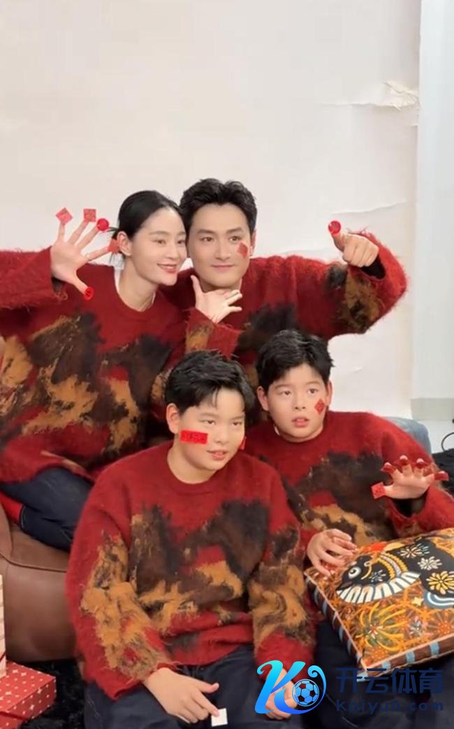 王媛可晒全家福，老公王雨终于露脸，俩女儿长相同，一家颜值爆表 低调相伴13年