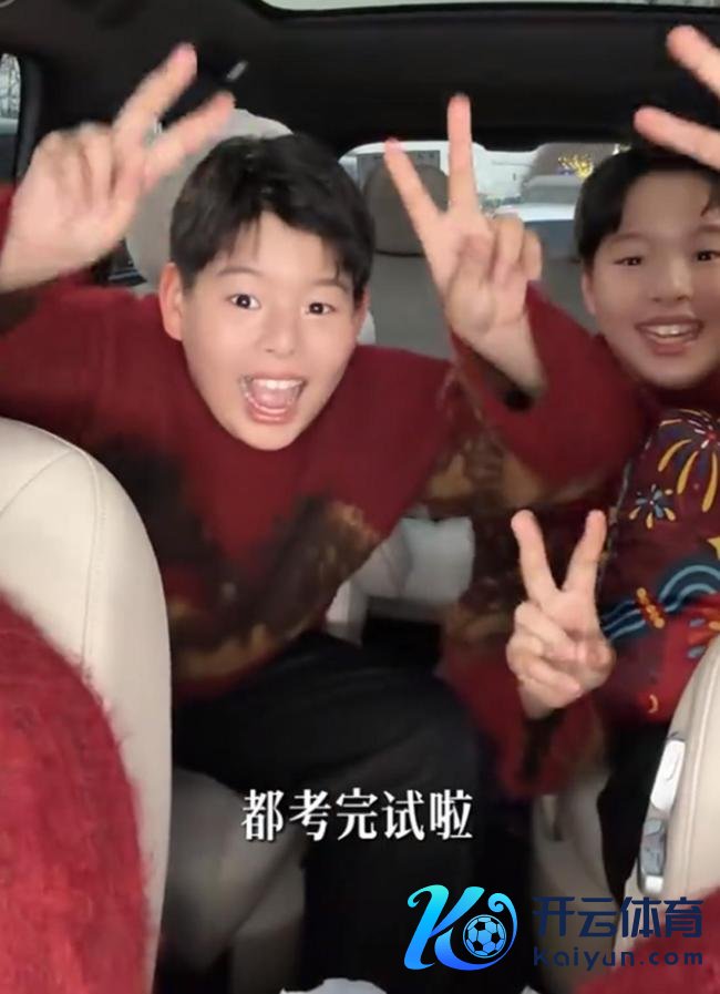 王媛可晒全家福，老公王雨终于露脸，俩女儿长相同，一家颜值爆表 低调相伴13年