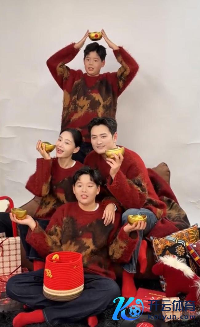 王媛可晒全家福，老公王雨终于露脸，俩女儿长相同，一家颜值爆表