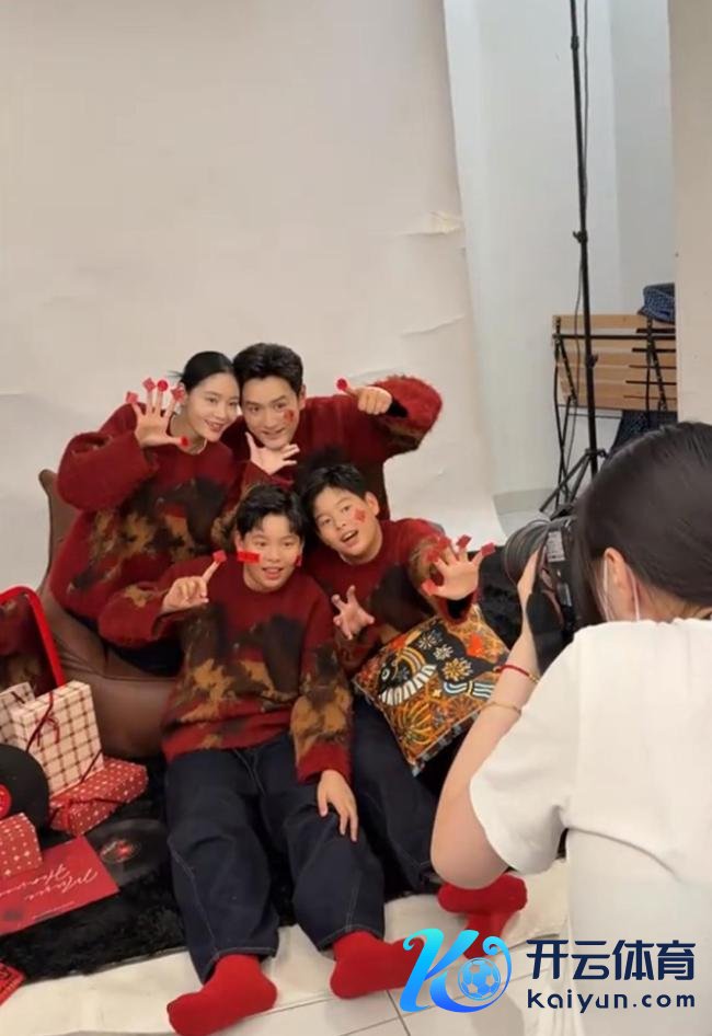 王媛可晒全家福，老公王雨终于露脸，俩女儿长相同，一家颜值爆表 低调相伴13年