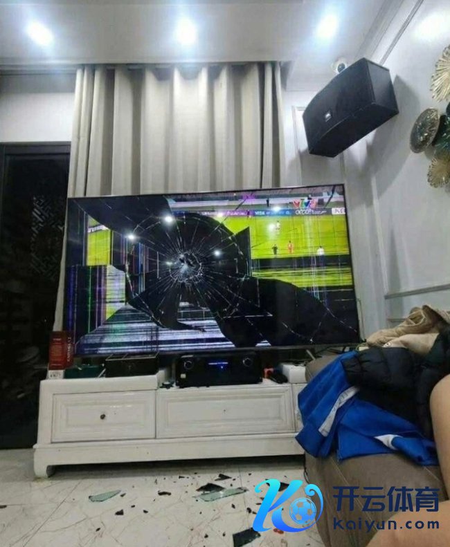 居然被中国队3：0完胜！越南球迷输球怒砸电视机 画面感东说念主